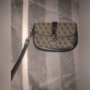 Dooney & Bourke Women's Small Hand Wallet 
LOGO NICE LITTLE HAND  BAG 6X4 INCH